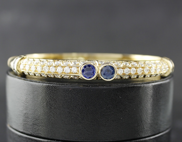 (image for) A 18K YELLOW GOLD DIAMOND & SAPPHIRE BANGLE